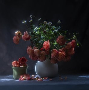 Stilleben med stämningsfulla rosor