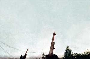 Luftvärnskanoner i aktion: sedan den 21 februari sköts 25 flygplan och en ballongdrake ner av batterierna, Verdun, september 1916 (autokrom) av Jules Gervais-Courtellemont
