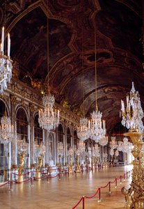 Utsikt över Galerie des Glaces i Versailles restaurerades, den byggdes 1678 av Jules-Hardouin Mansart. Chateau de Versailles. av Jules Hardouin Mansart