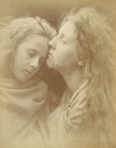 (”The Kiss of Peace” – Fredskyssen) – Mary Ann Hillier (och Florence Anson) av Julia Margaret Cameron