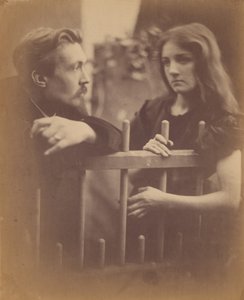 [Ung man och ung kvinna lutade mot ett staket] av Julia Margaret Cameron
