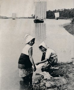 En tvättstuga vid flodkanten, c1900, 1921