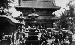 I Asakusa, Tokyos stora tempel, är spådomsverksamheten livlig, c1900, 1921.