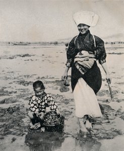 Gräver musslor vid lågvatten i Tokyobukten, c1900, 1921