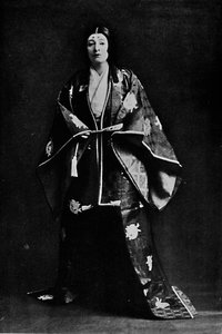 Mrs Charles Burnett i en japansk hovdräkt från 1400-talet. Mrs. Burnetts dikter skrivna i Japa