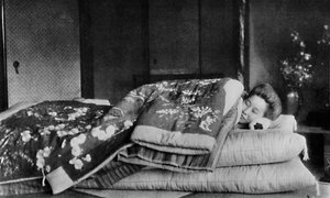 Saki, hushållerskan sover på en madrass med hård kudde under en quiltad kimono, c1900, 1921