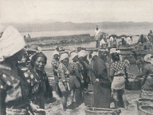 Tai-no-ura - fiskebåtar, män och kvinnor med nät och korgar, c1900, 1921. av Julian Leonard Street