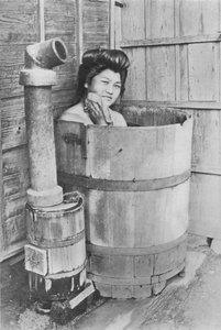 Badet är en stor tunna med kolspis. Ofta utomhus, c1900, 1921