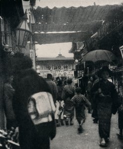 Teatergatan i Kyoto är en av de mest intressanta motorvägarna i världen, c1900, 1921