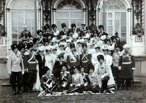 Rysk kejsarfamilj utanför Katarinapalatset, Tsarskoye Selo, Ryssland, tidigt 1900-tal.