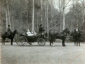 Tsar Nicholas II av Ryssland med sin familj i parken Tsarskoye Selo, Ryssland, 1900-talet.