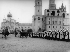 Tsar Nicholas II granskar paraden för eleverna från Moskva i Kreml, Ryssland, 1912