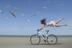 Flying Woman strandcykel av Karim Aboukelela