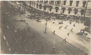 Regeringstrupper skjuter mot demonstranter, 4 juli 1917, 1917 av Karl Karlovich Bulla