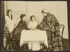 Kvinnogymnasiet i S:t Petersburg, pjäs av Gogol "Äktenskapet"