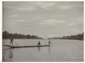 Korsa en flod med en lång timmerbåt Färjeöverfart vid Kreteg (...) (titel på objekt)