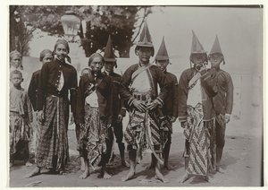 Javanesiska män i uniform