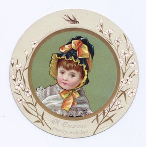 Ett viktorianskt gratulationskort av en pojke med armen runt en flicka som tittar på en bok, ca 1880 av Kate Greenaway
