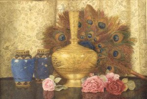 Östra presenter: Cloisonne-vas, påfågelfjädrar, damastrosor och indisk vas av Kate Hayllar