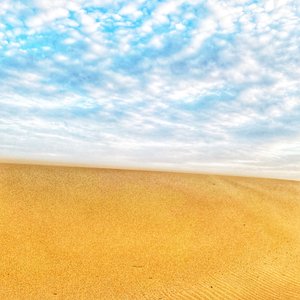 Surrealistisk ökenstrand II av Katha Wood