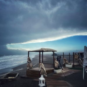 Surrealistisk stormig himmel vinterstrand av Katha Wood