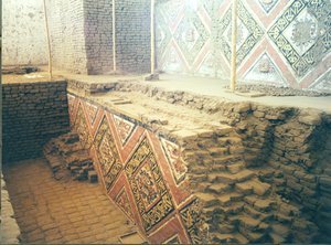 Pyramidens inre, möjligen ett tempelkomplex, byggt av Moche-folket, ca 200-500 e.Kr. (foto) (för detaljer se 138729) av Katie Attenborough