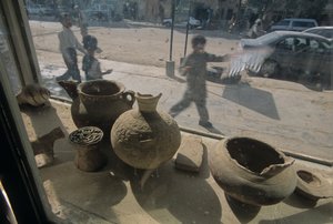 Afghanistan; Herat; antikviteter till salu; skyltfönster; gatubild, mm7167, Mendi..., 2004 (foto) av Kenneth Garrett
