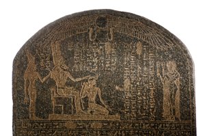 Aspelta kröningsstele, guden Amun med vädurshuvud och mut, Napatanperioden, regeringstid av..., 2007 (foto) av Kenneth Garrett
