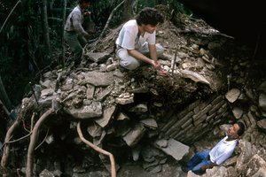 Cancuen, Guatemala, Arthur Demarest, Rudy Larios, Maya, palats, klassisk period, Peten, 2004 (foto) av Kenneth Garrett