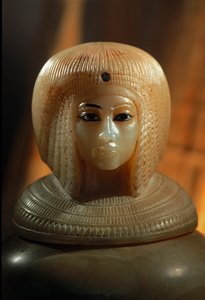 Canoptic Jar cover i form av Kiya, en sekundär hustru till farao Akhenaten, möjligen den ..., 2009 (foto) av Kenneth Garrett