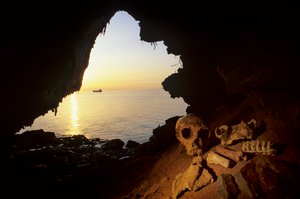 DOH, Neandertalare, kvinnoskalle, verktyg i flak, ben från stenbock, Gorhams grotta, Giibralter av Kenneth Garrett