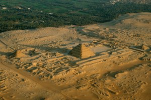 Egypten; Arkeologi; Gamla riket; Saqqara; Pyramid Djoser, stegpyramid, 3:e dynastin av Kenneth Garrett
