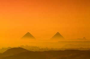 Egypten; Gamla riket; Gizaplatån; Pyramiderna i Giza; Khufu; Khafre; Menkaure av Kenneth Garrett