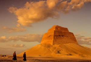 Egyptens gamla rike; Kung Snefrus pyramid; cirka 2575 f.Kr; Maidum; Egypten, trappstegspyramid... av Kenneth Garrett