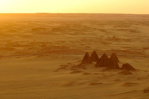 Gebel Barkal, tempelkomplex, farao Taharka, Mut-templet, B300, staden Kareima, Nilri..., 2007 (foto) av Kenneth Garrett