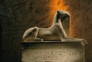Kalkstensstaty av schakalguden Anubis på en bas formad som en sarkofag..., 2002 (foto) av Kenneth Garrett