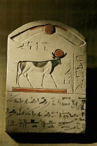 Kalkstensstela av Neswennefer, 2002 (foto) av Kenneth Garrett
