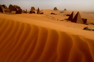 Meroe-pyramiderna, Begarawiya-pyramiderna, Sudan, Nubien, Svarta faraonerna, tredje mellanperioden, 2007 (foto) av Kenneth Garrett