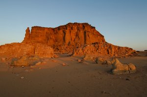 Månnedgång och soluppgång, Taharka-templet, Ram-porten,Gebel Barkal,tempelkomplex, Farao..., 2007 (foto) av Kenneth Garrett