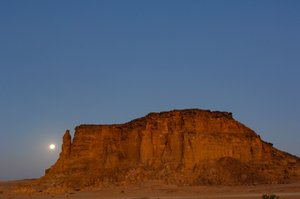 Månnedgång och soluppgång, Taharka-templet, Ram-porten,Gebel Barkal,tempelkomplex, Farao..., 2007 (foto) av Kenneth Garrett