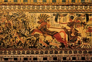Målad ask föreställande Tutankhamun som en krigare på en vagn som jagar nubier, 2007 (foto) av Kenneth Garrett