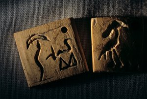 Predynastisk elfenbensetikett, tidigaste skrift, Dr. Gunter Dreyer, Egypten, 2005 (foto) av Kenneth Garrett