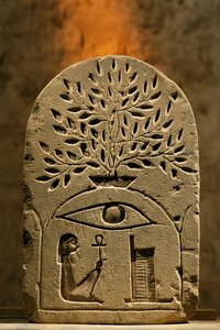 Sandstensstela till guden Osiris, 2002 (foto) av Kenneth Garrett