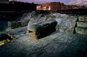 Replik av orm på det stora templet, Tenochtitlan, Templo Mayor, Aztec, Mexiko, Mexiko Ci..., 2010 (foto) av Kenneth Garrett