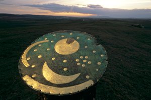 Himmelsskiva orienterad för att följa sommar- och vintersolståndet med hjälp av avlägsna landmärken, d..., 2004 (foto) av Kenneth Garrett