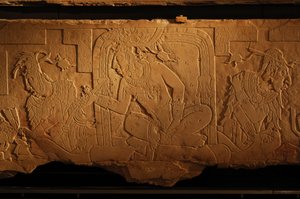 Tempel 21, tronbänk, snidning av kung Akhal Mo Nab, Palenque, Mexiko, 2005 (foto) av Kenneth Garrett