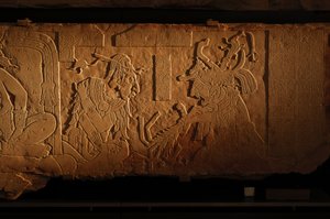 Tempel 21, tronbänk, snidning av kung Akhal Mo Nab, Palenque, Mexiko, 2005 (foto) av Kenneth Garrett