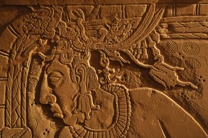 Tempel 21, tronbänk, snidning av kung Akhal Mo Nab, Palenque, Mexiko, 2005 (foto) av Kenneth Garrett