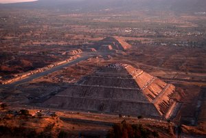 Teotihuacan; Månpyramiden; Pyramider; Mesoamerika; Mexiko; Forntida kulturer - Th ..., 2005 (foto) av Kenneth Garrett