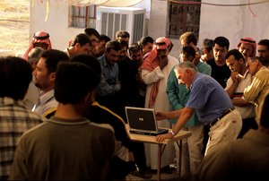 Urkesh, Hurriska riket, Syrien, 2400 f.Kr., Giorgio Buccellati delar med sig av säsongens fynd till ..., 2004 (foto) av Kenneth Garrett